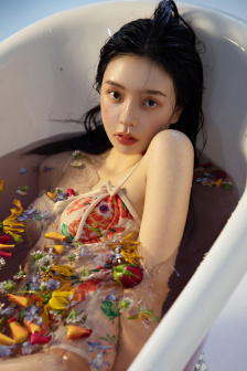 我和年轻的女教师观看
